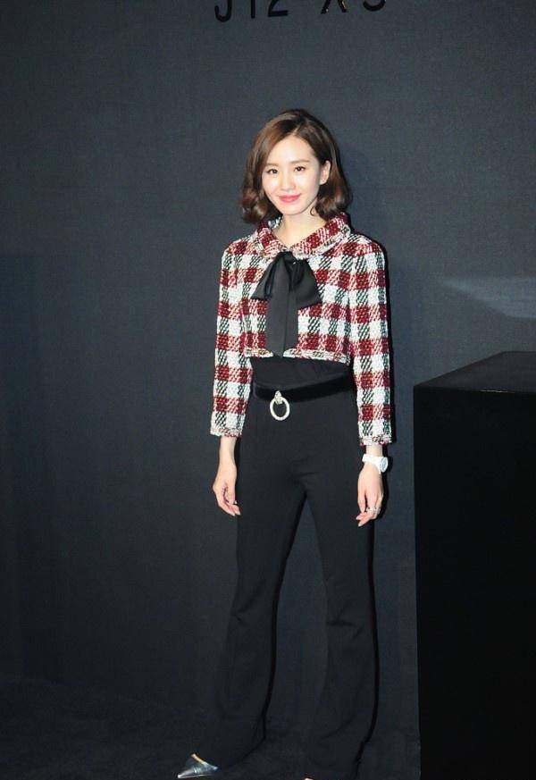 刘诗诗气质真好,穿一字肩衬衫配牛仔小黑裤,搭锁骨发