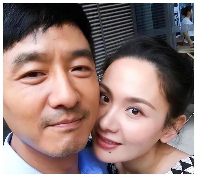 49岁郭晓冬携妻子,儿子回老家!