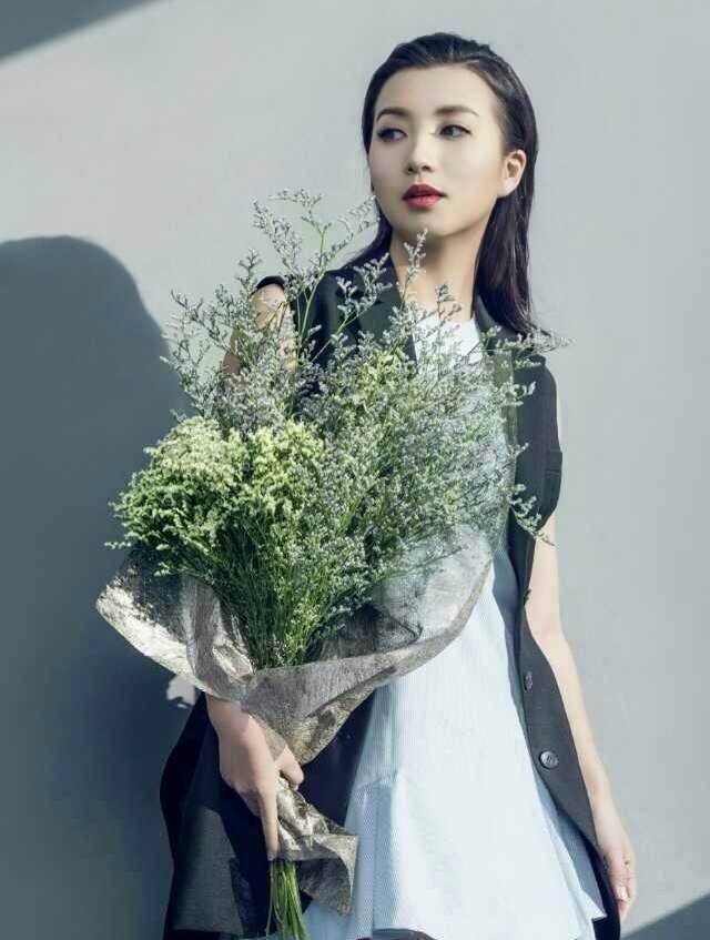 40岁陈好近照曝光,穿蓝色开衫扎麻花辫太减龄,网友:太美了_西装裤