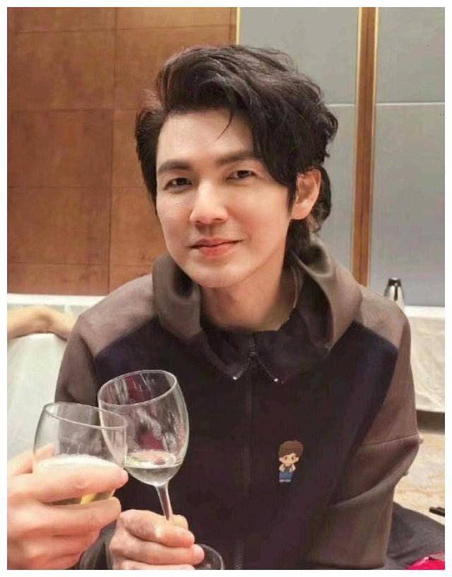 超级巨星钟汉良竟然是假人?惊天内幕曝光,引发热议!_社交_婚礼_恐惧