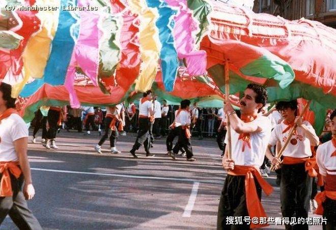 過年總要有過年的氣氛,曼徹斯特唐人街也舞獅舞龍,連老外也加入了其中