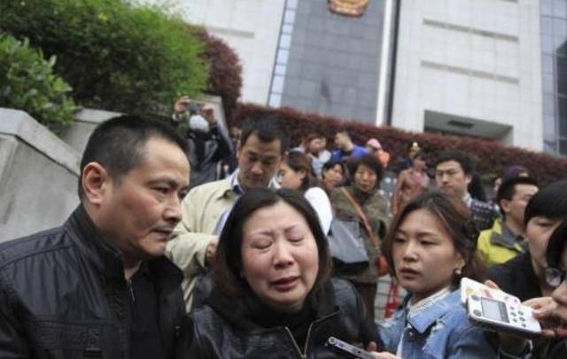 南京富二代吉星鹏,怀疑妻子不忠,当着百天的女儿,捅妻60多刀_祁可欣