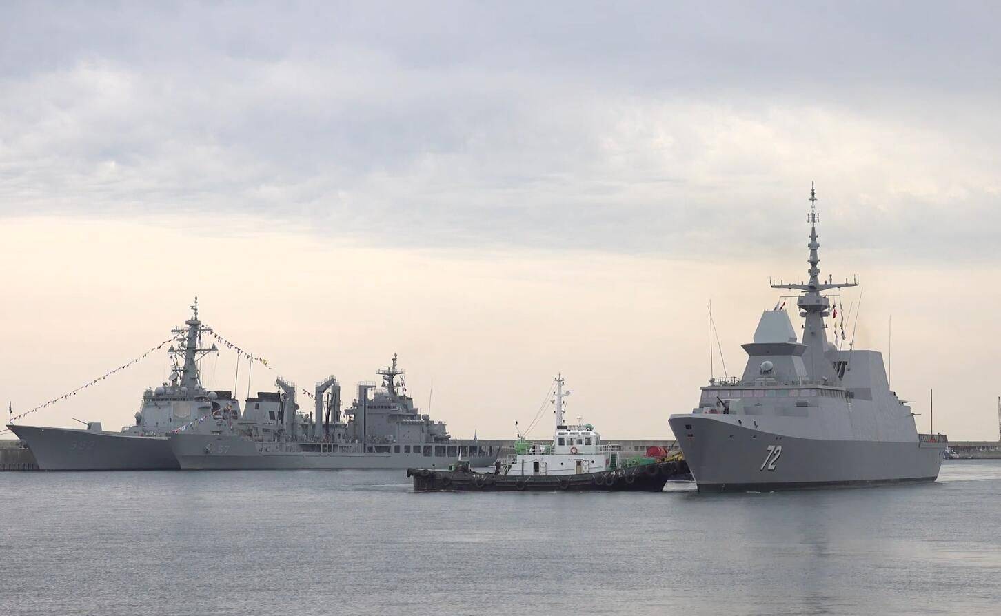 海军第45批护航编队护送"泰安口"号半潜船,安全通过红海_胡塞_武装