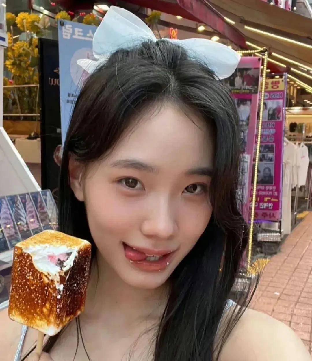 16岁穿低胸装太勾人,小s女儿广告照惹争议_lily_魅力_妈妈