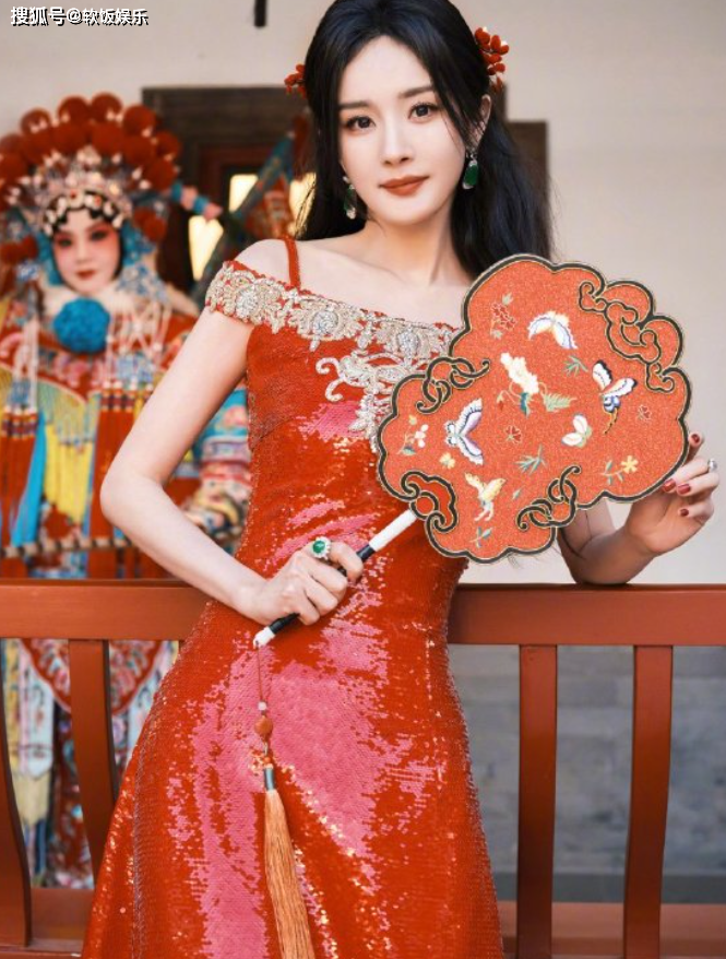 杨幂央视春晚造型定妆照曝光!身穿新中式旗袍,头戴红色簪花很美