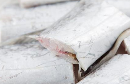 买带鱼,遇到"这三种"扭头就走,老板自己都不吃,摸完__