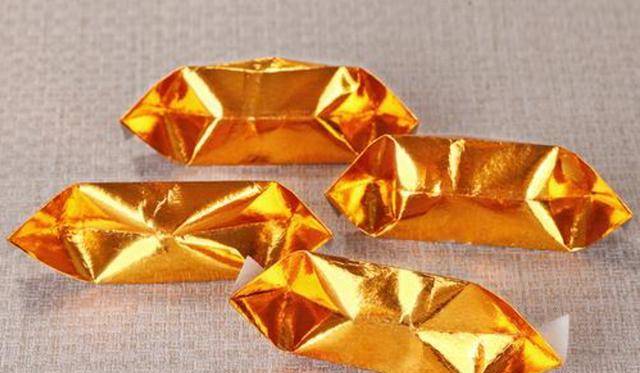 折纸手艺顾名思义,是将一张纸用折叠的方式,表现出不同的样子,例如