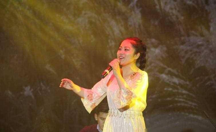 她为了登上《星光大道》,花费120万结果惨遭淘汰,后来