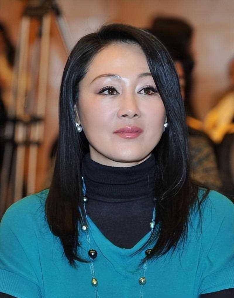 儿子智障,自己被骗,却让女儿上交10年工资,如今61岁的她还_王姬_演艺