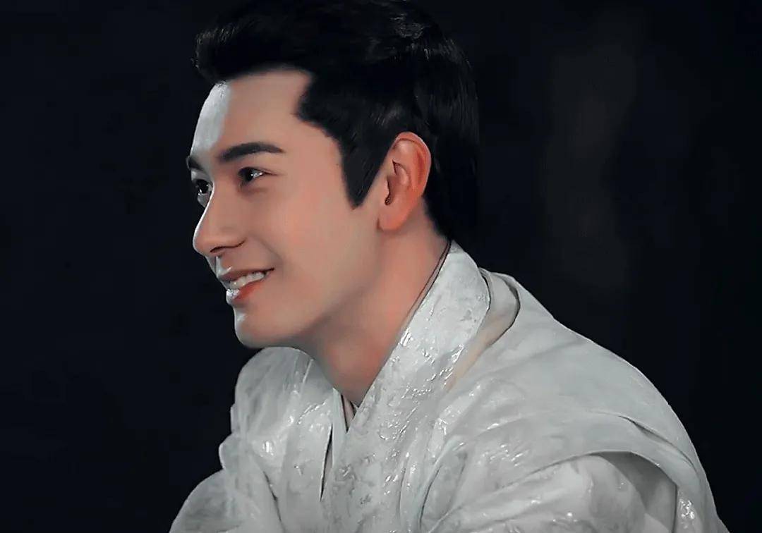 陈星旭杨洋的古装造型总是让观众眼前一亮,他的笑容更是极具吸引力