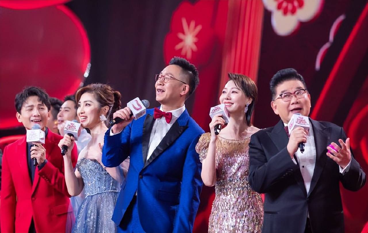 北京台春晚收视夺冠,10个语言类节目撑场,肖战惊喜献唱,董宇辉小作文