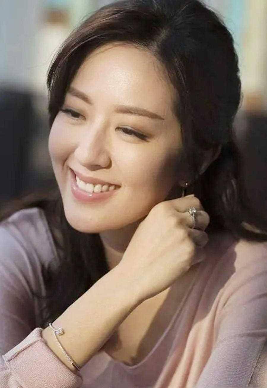 唐诗咏的感情历程一直备受关注,她曾与余文乐,崔建邦,洪永城等多位