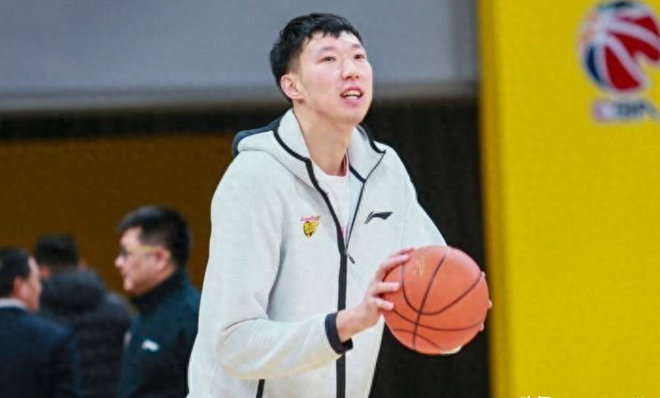 周琦新年更新!身着喜庆服装,碧野一脸幸福现身三亚吃