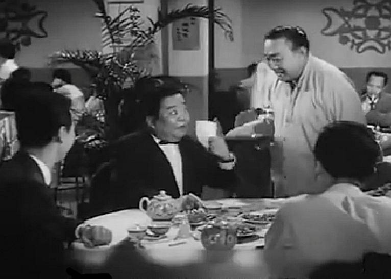 张爱玲太逗了,电影《南北一家亲》:笑星梁醒波与斗