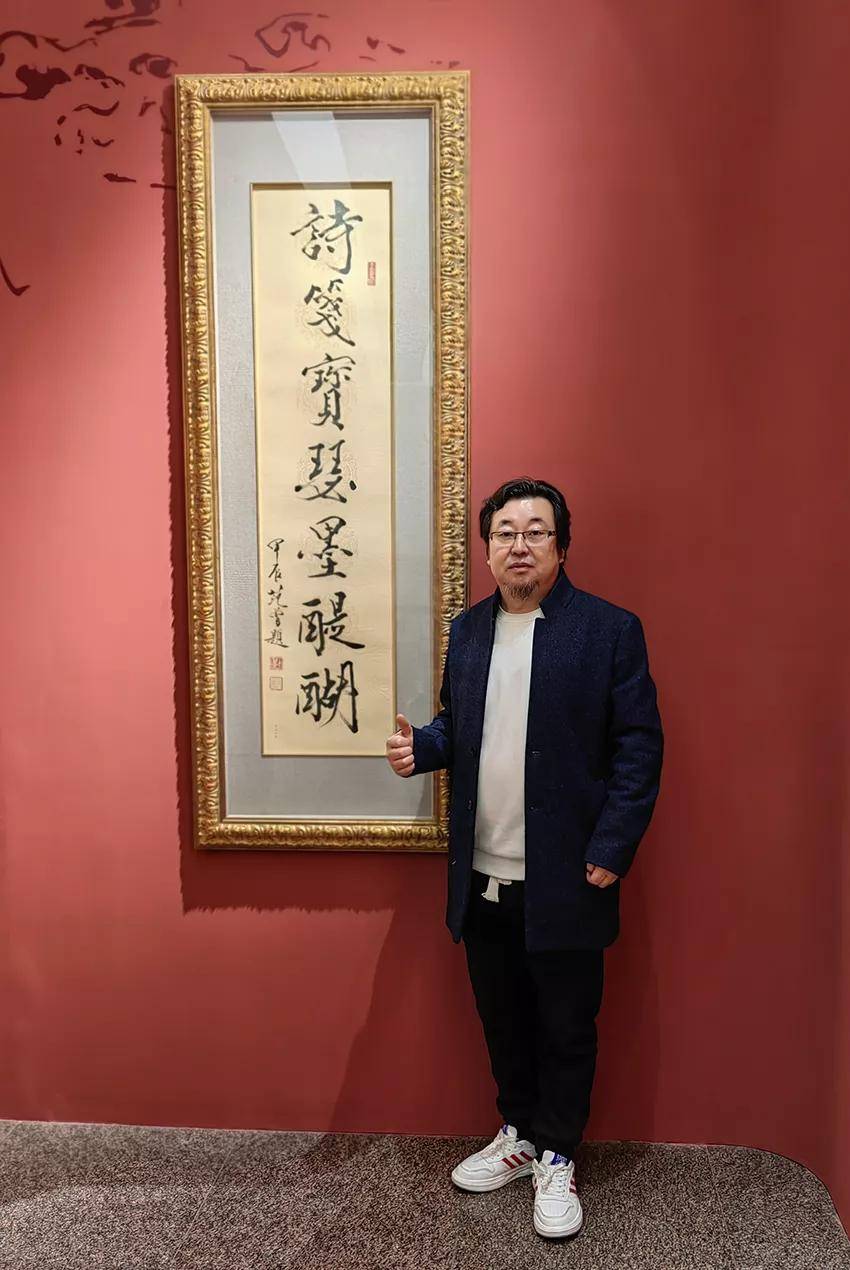书画家叶建波陪同恩师范曾参加荣宝斋龙年新春书画展_先生_作品_展览