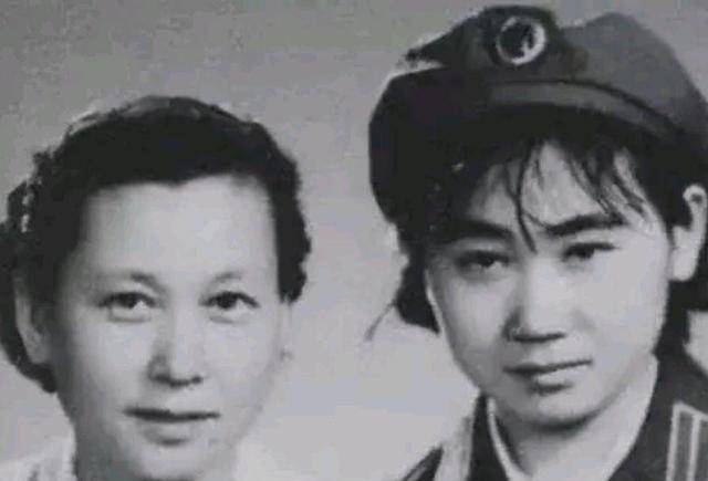 张梅,旧名刘新民,女,陕西省米脂桥河岔乡人.