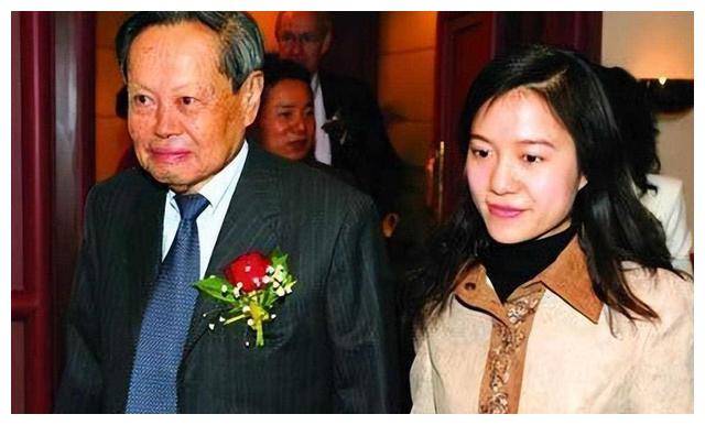 102岁杨振宁与50岁娇妻罕见合照,丈夫精神焕发,妻子!
