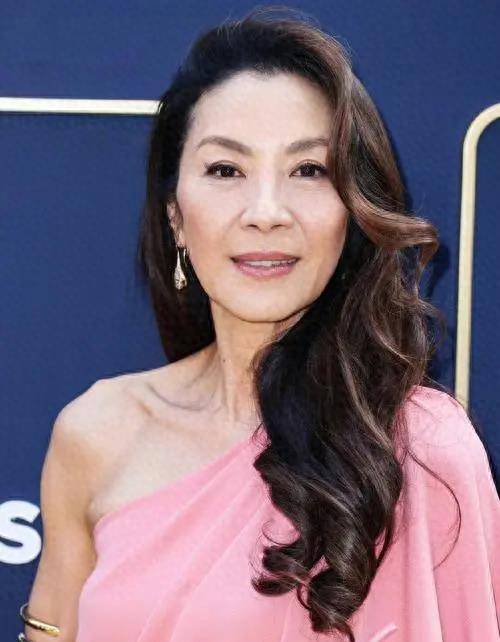 她毕业于英国皇家舞蹈学院,1983年当选马来西亚小姐,从此开启了她的