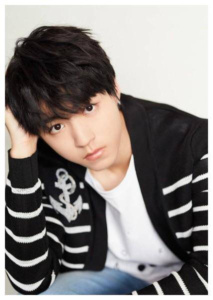 王俊凯恋情曝光!猜测女友身份,揭晓惊人真相,网友狂猜