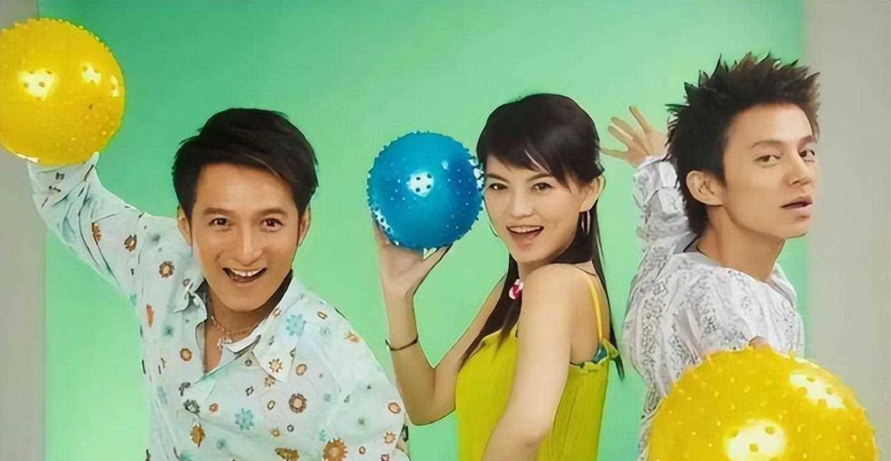 李湘返工引热议!和维嘉的合体直播搂抱,双下巴显得很