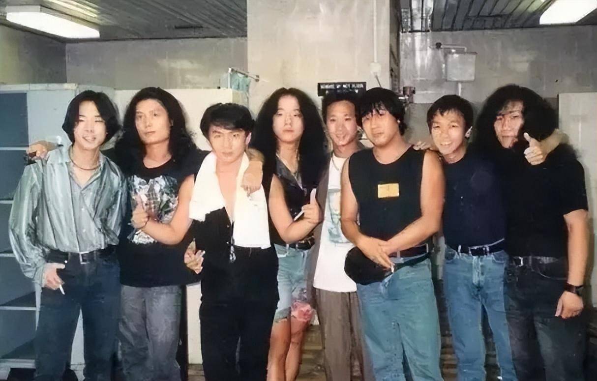 他有一双精明的眯眯眼,散发着非凡的魅力,让人无法忽视他的存在,气场