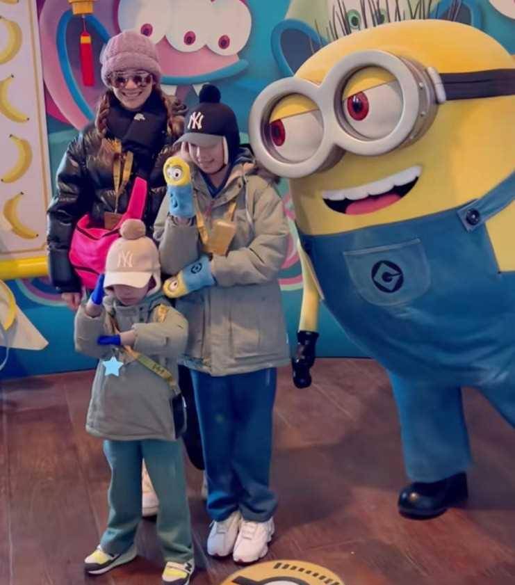 应采儿带俩儿子出游,jasper身高超妈妈肩膀,hoho扎马