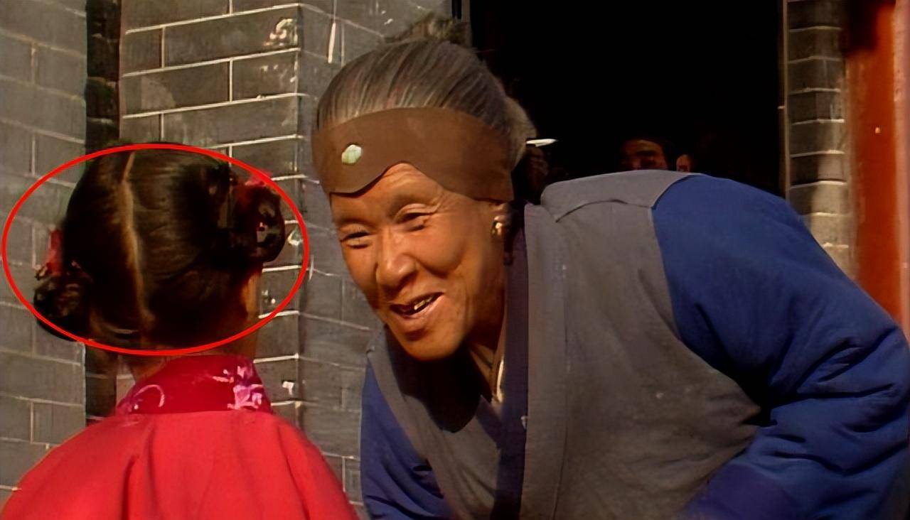 87版《红楼梦》中的穿帮镜头,没想到这么多,原来经典也难逃穿帮