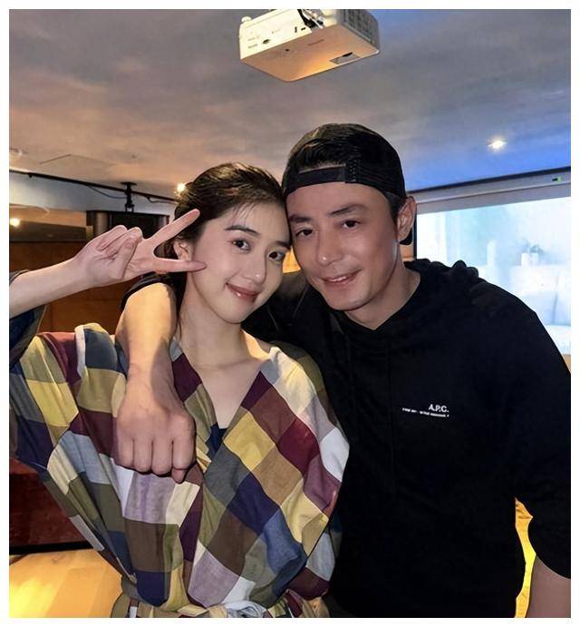 霍建华搂"妹妹"合影,林心如尴尬左右为难!_事件_家庭_李凯馨
