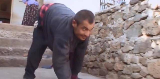 奇闻怪谈:神奇的爬行村!