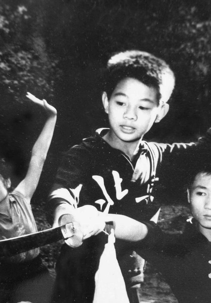 李连杰给大哥百万年薪,二哥穷苦一生却拒绝帮助,这是?