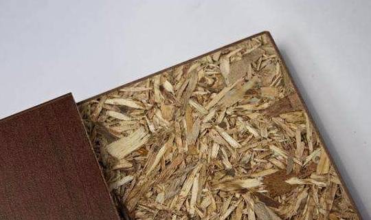 所谓的颗粒板其实是用胶水将一些碎木头粘合在一起,再用机器将它们