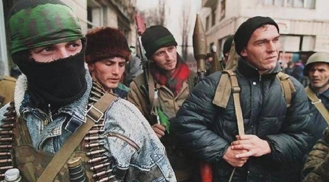 精于权术的匪首马斯哈多夫,作恶多端的背后,是地道里绝望的悲鸣_车臣