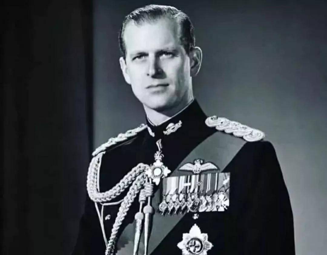 菲利普亲王曾全程参加二战 屡立战功 并在马塔潘角海战中一举成名