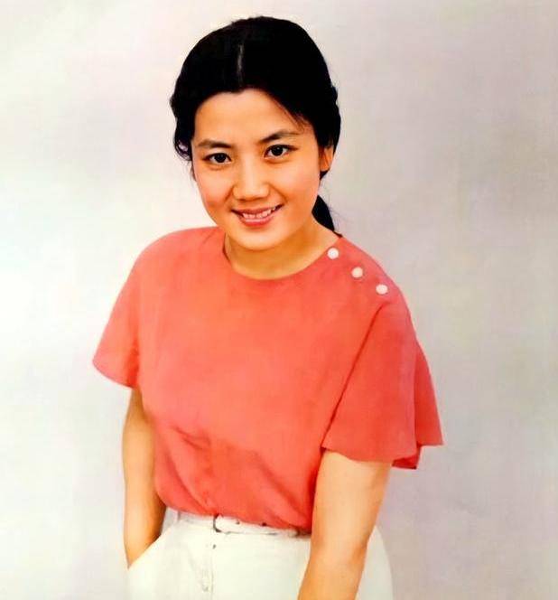 1980年,李秀明与演员唐国强主演了电影《今夜星光灿烂》;1979年