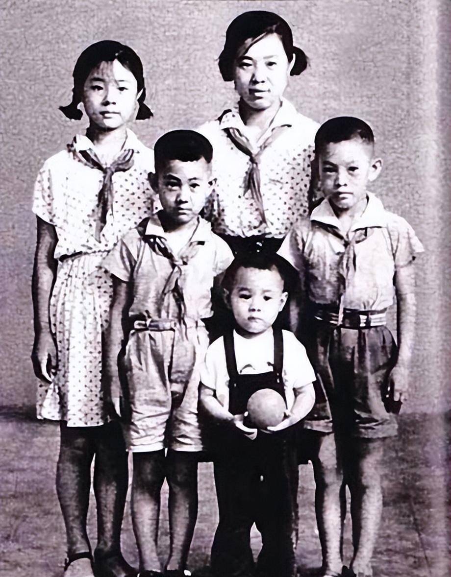 张凤兰生了2个女儿李连花,李连芬,继而生了2个儿子李连春,李连发.