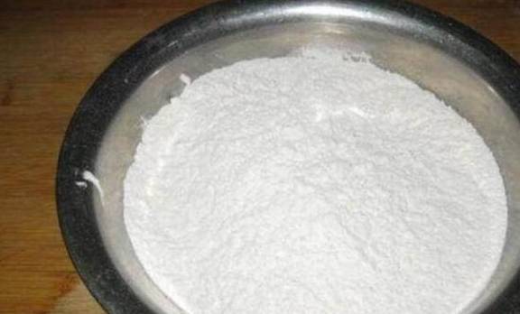 奶奶把面粉倒油锅里炒,做出来竟是这种样子,家人都抢!