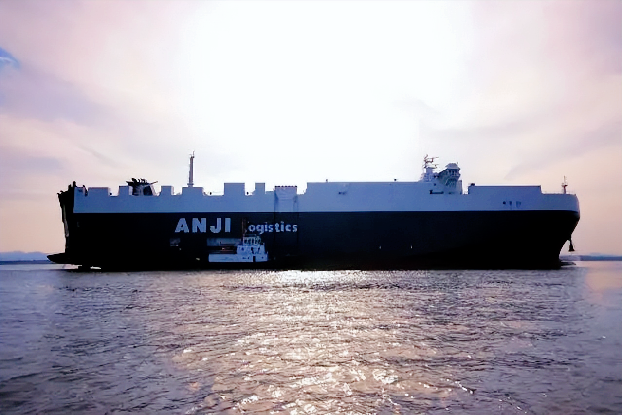 我国巨型滚装船亮相,未来将成为两栖作战,跨海投送的_