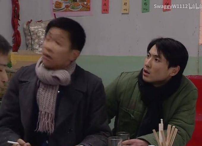 东北一家人假扮联防队员心花路放里饰演酒吧老板,那时候他已经是舞台