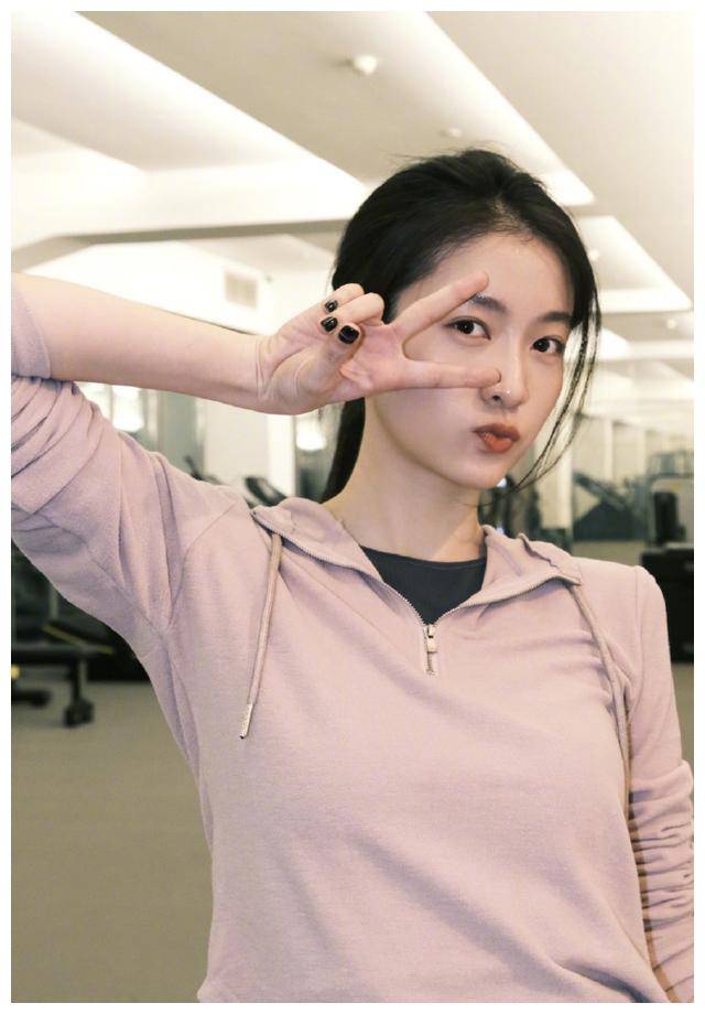 张雪迎:健身美照,宛如倩影,身姿挺拔,妆容精致,赏心悦目.