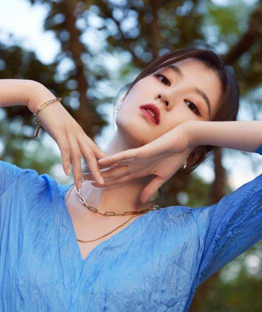 乔欣最嫉妒的女人绝对是热巴,在节目《约吧大明星》中,乔欣一登场就