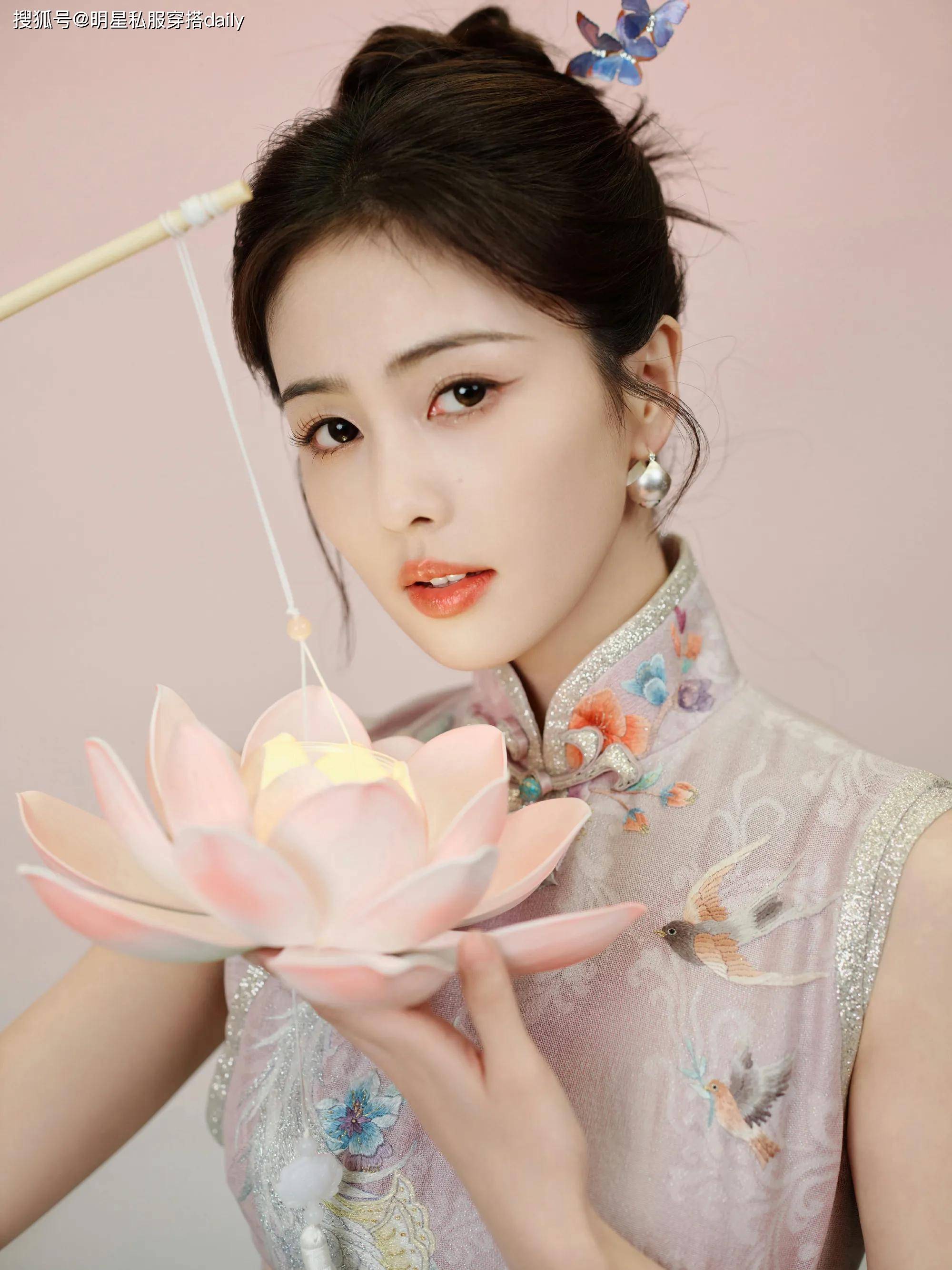 白鹿这身材谁能顶得住!穿粉色旗袍身材妖娆,温婉端庄宛若画中人