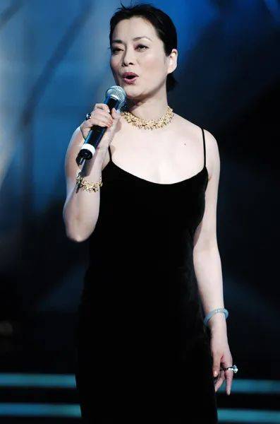 毛阿敏的女儿解佳桐,19岁的她以红色冲锋衣出现在公众面前,展示出她