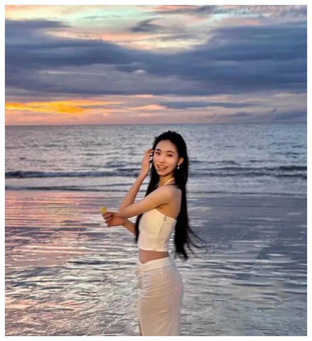 小s女儿16岁秀抹胸!时尚新一代亮