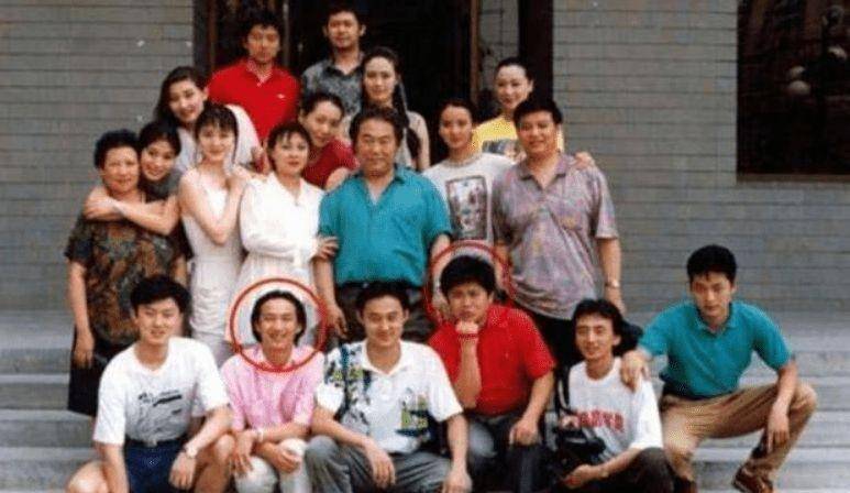 黄磊手里连张剧照都没有,就拿出自己考大学时拍的证件照,在背面签了名