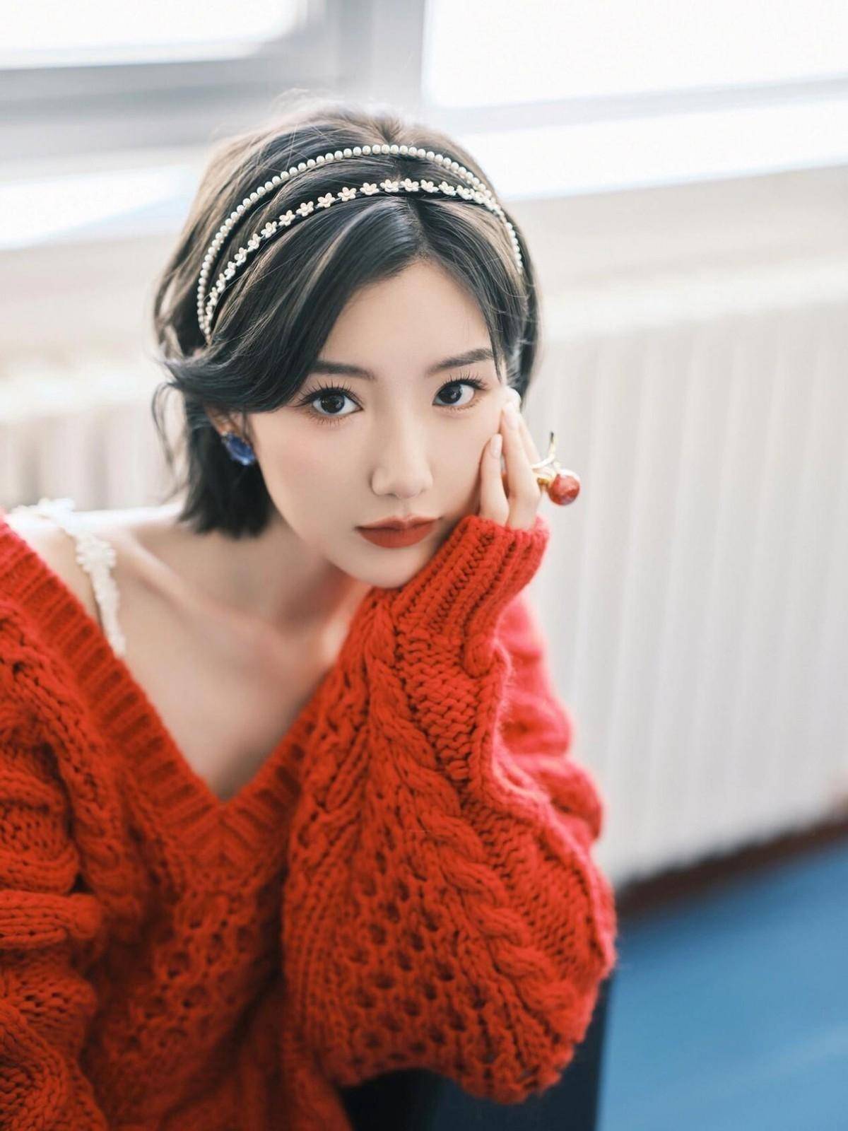 毛晓彤新年穿搭火了:红毛衣 小白裙 短发,洋气又显贵