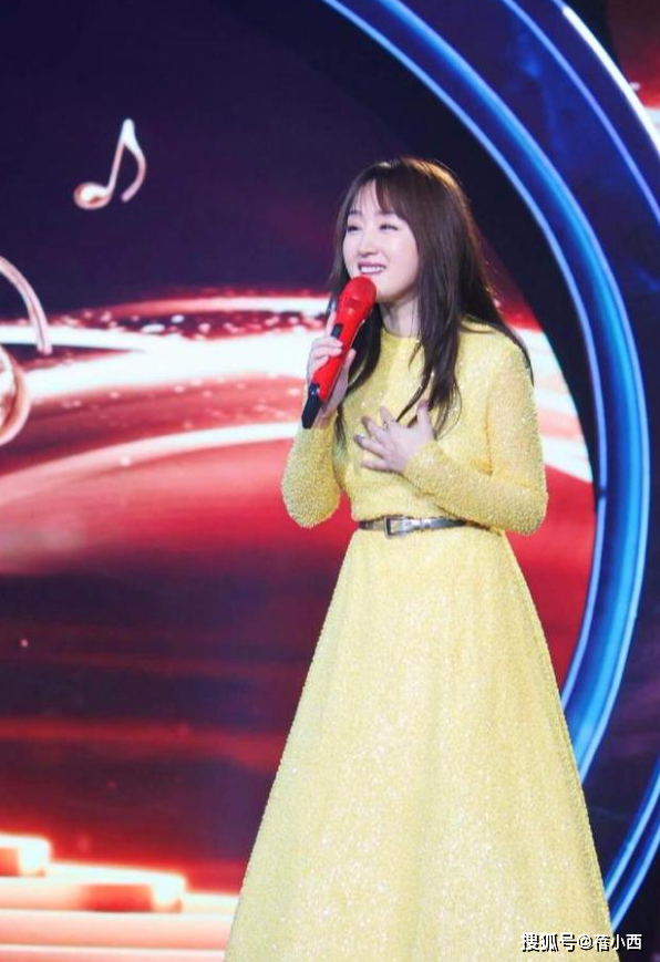 52岁杨钰莹身材娇小却丰腴!