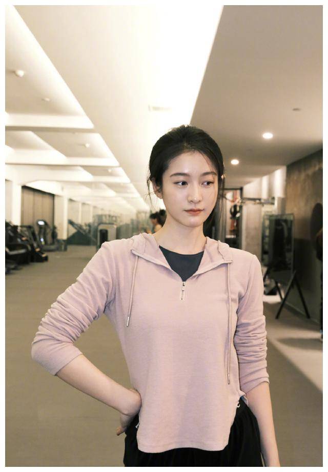 张雪迎健身美照分享,精致妆容,挺拔身姿,令人羡慕!_生活_事件_照片