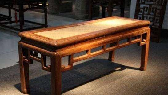 春凳最早是出现在秦汉时期,因为在当时人们都喜欢跪坐在垫子上,桌子