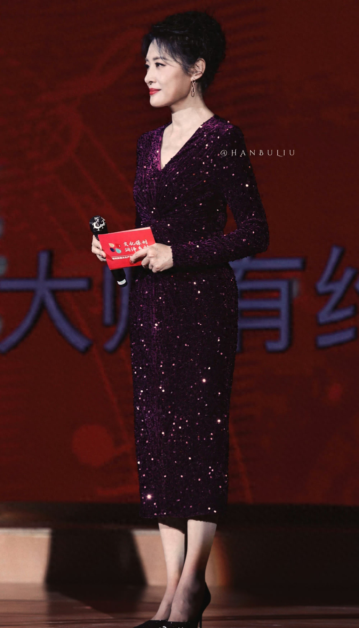 在出席正式场合或会议时,参考周涛的着装进行准没错,毕竟是能够hold