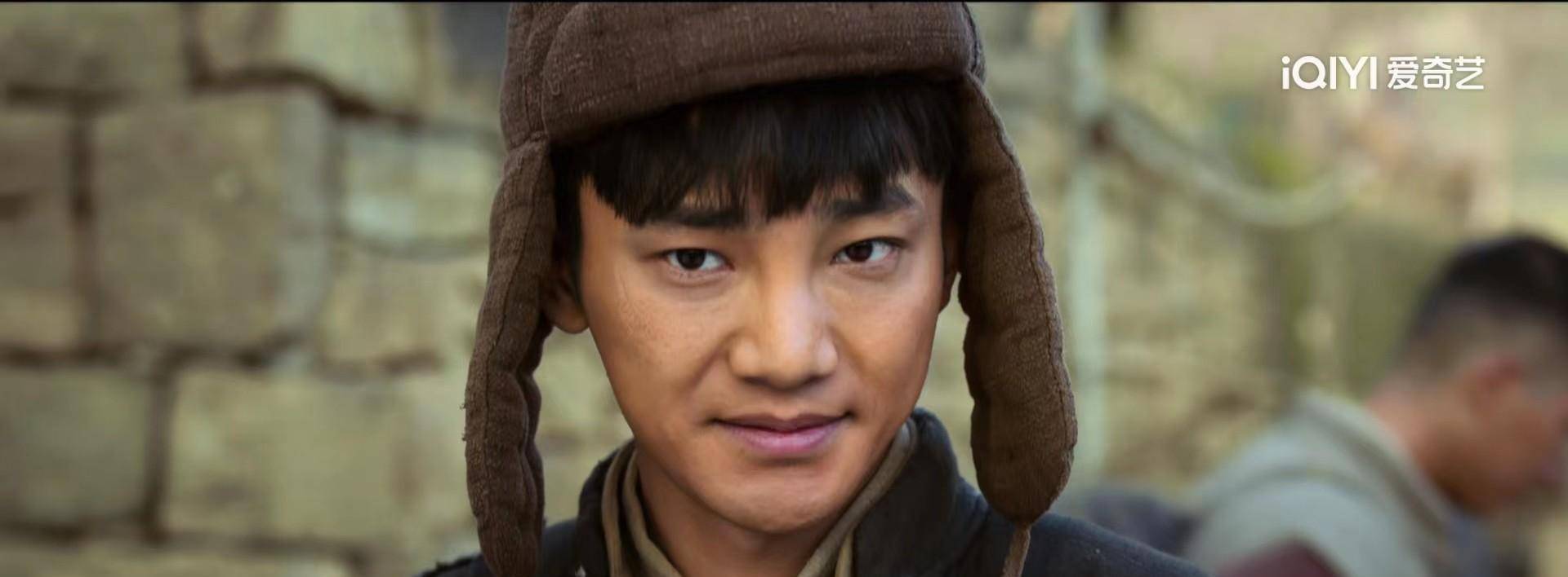 比如说喜剧人蒋龙,在剧中扮演的是男一号狗剩.